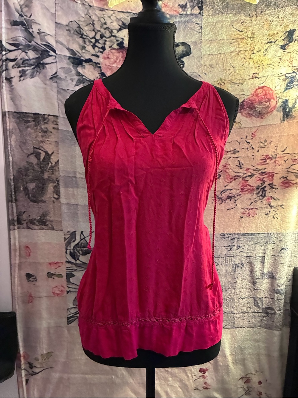 Sleeveless Fuchsia Women’s Top - Casual V-Neck Tank